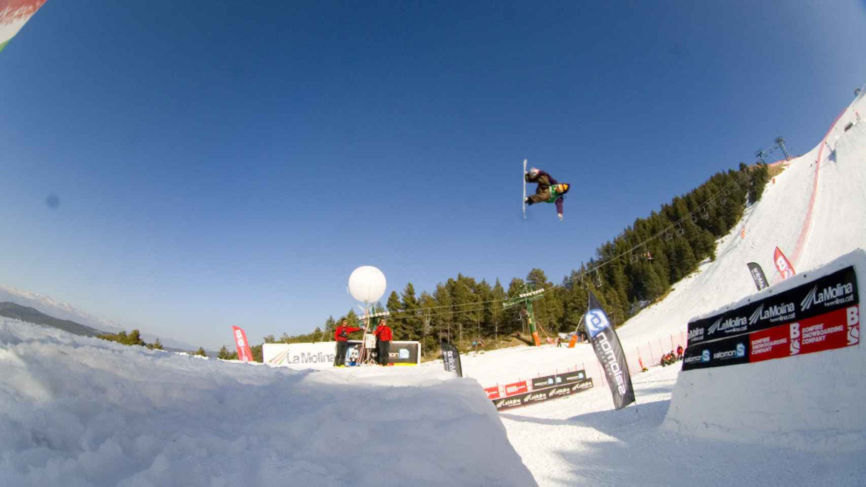 Un hombre esquía en en la Molina