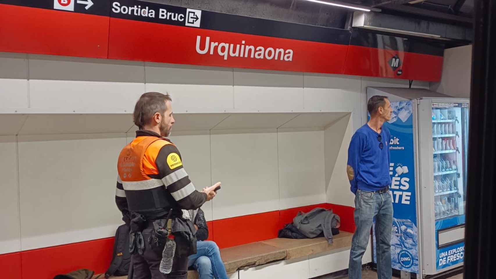 Tensión en el metro de Barcelona entre un vigilante y varios carteristas