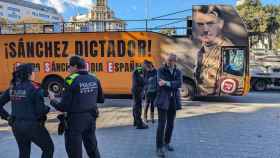 Imagen del autobús de Barcelona que circula con Pedro Sánchez vestido como Hitler