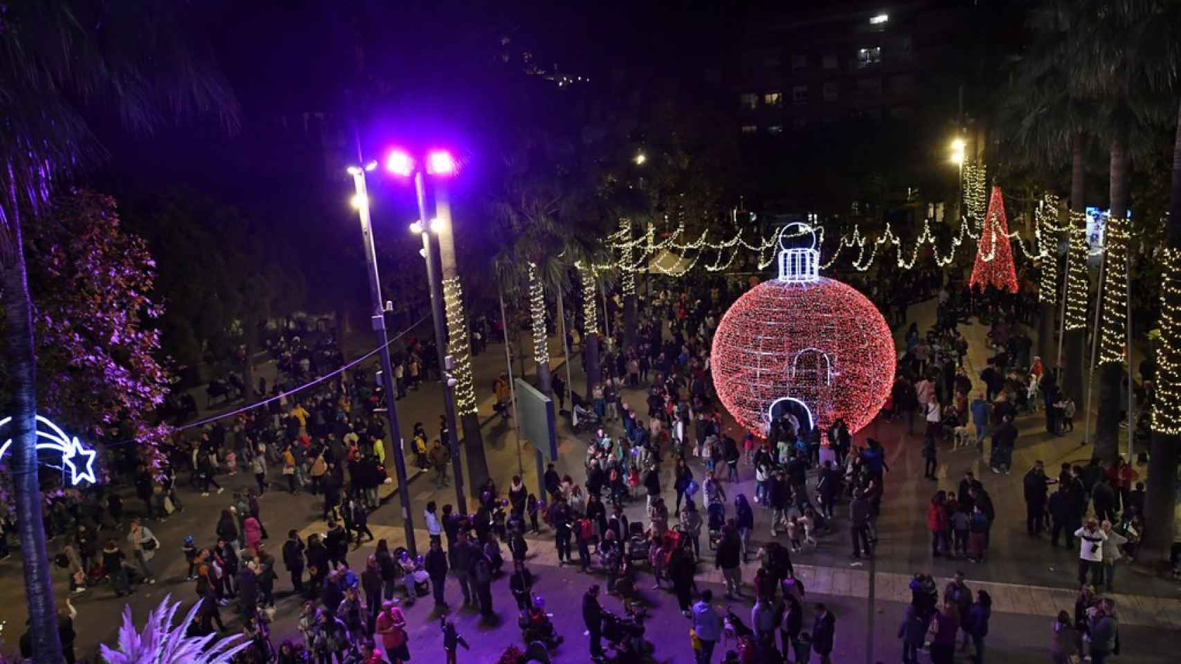 Luces de Navidad en la plaza de la Iglesia de Castelldefels de 2022