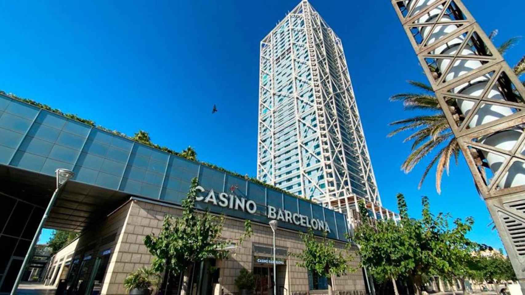 El Hotel Arts y el casino, en el frente marítimo de Barcelona