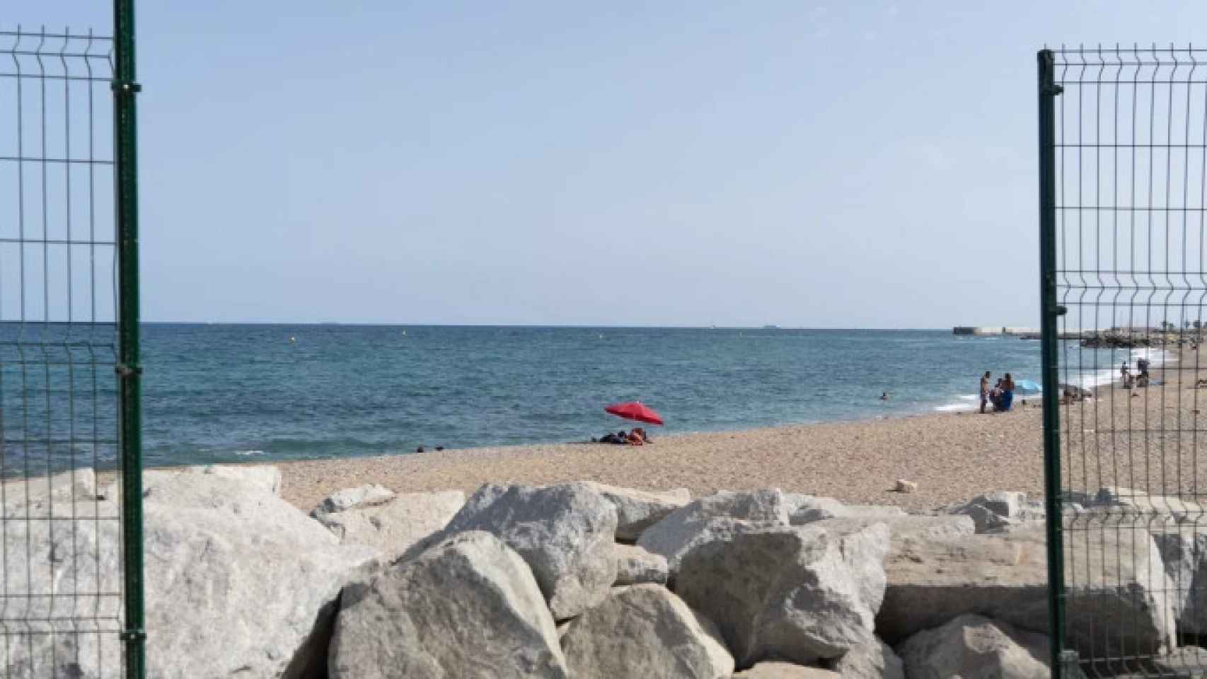La playa contaminada de Sant Adrià