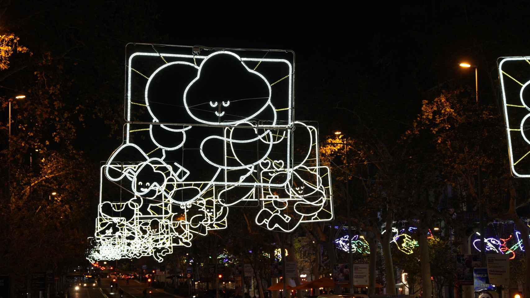 Imagen de las luces de Navidad en el paseo de Sant Joan de Barcelona