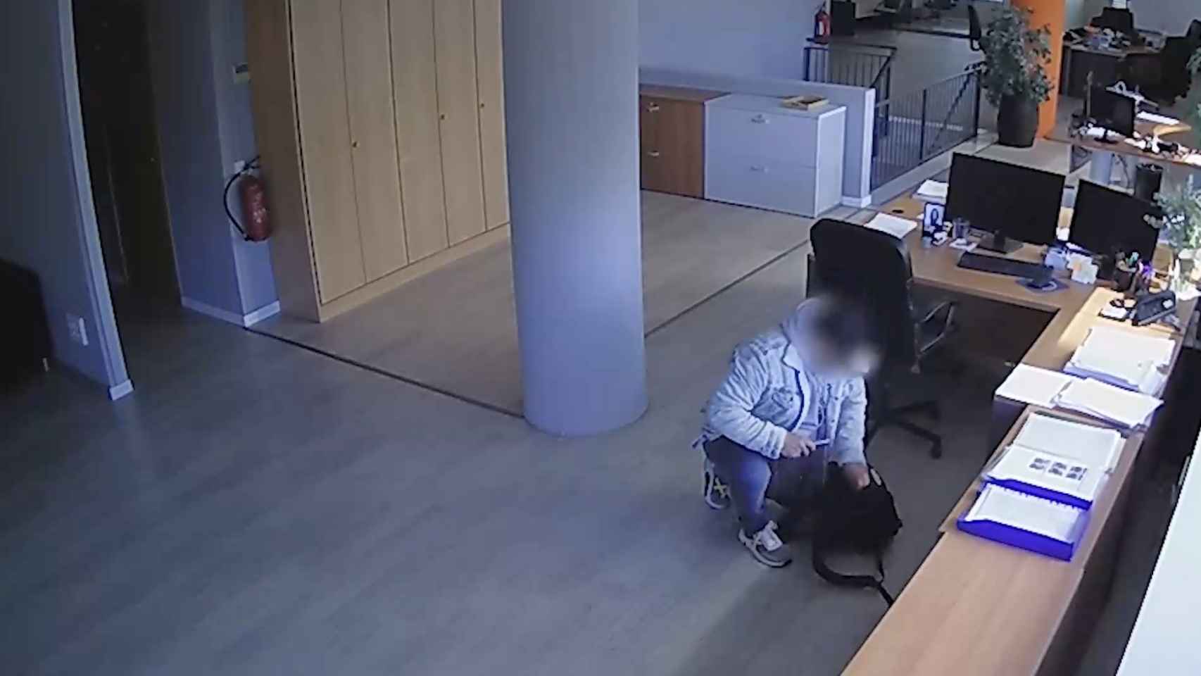 Un hombre cometiendo un robo en una oficina en el Baix Llobregat