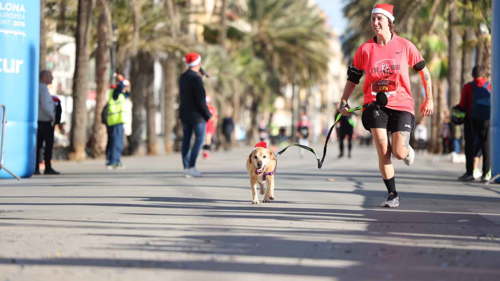 Una corredora con su perro en la anterior edición de la Cursa Nadalenca
