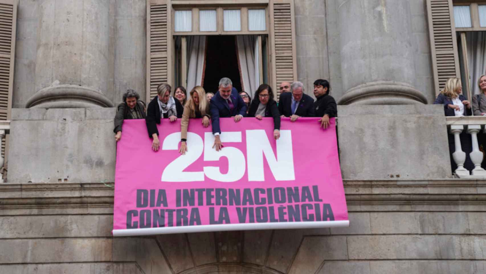 Pancarta contra la violencia machista en el Ayuntamiento de Barcelona